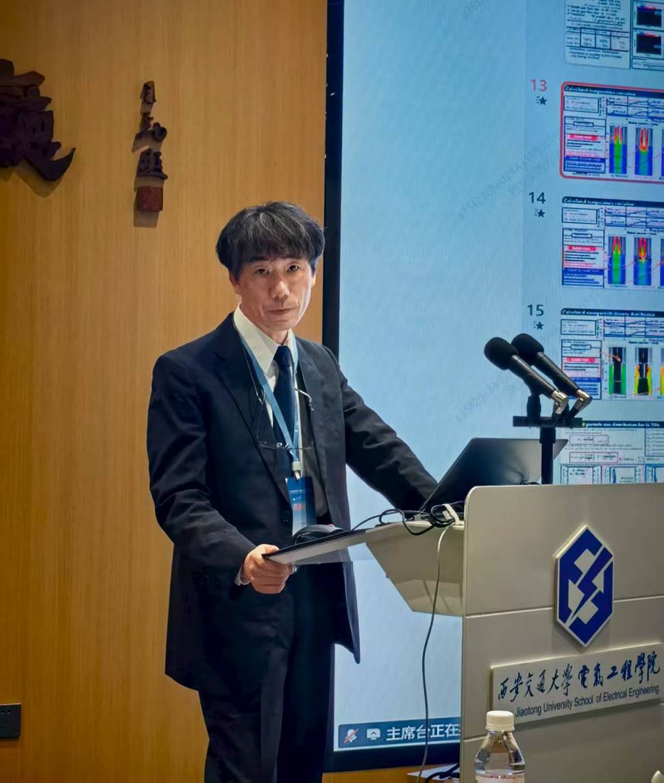 穿着西装笔挺的男子正在演讲AI 生成的内容可能不正确。